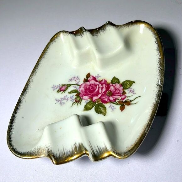 Nice, large, moss rose ashtray. Excellent vintage condition. KK122 - Picture 1 of 2